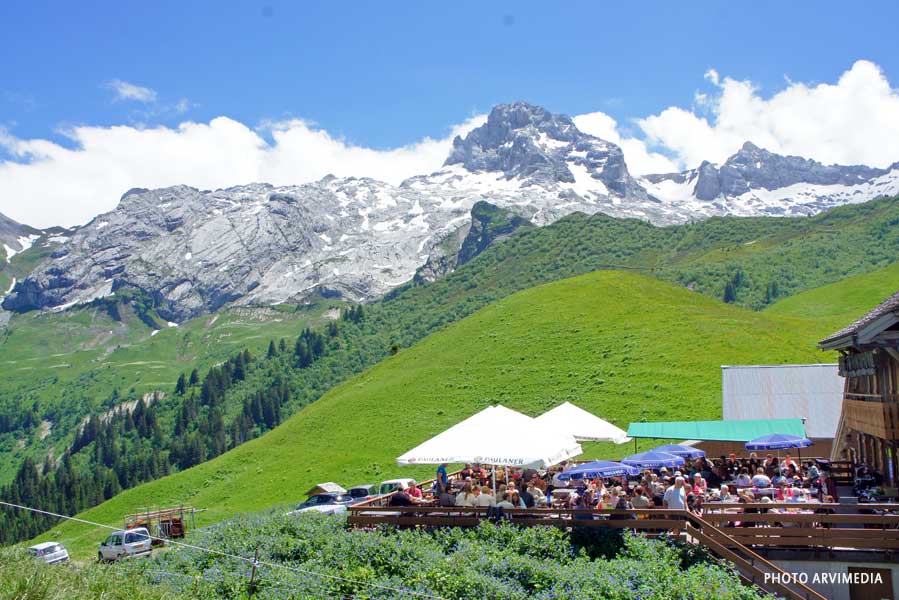 avec vue panoramique sur la chaine des Aravis et la Pointe Percée 2750 mètres