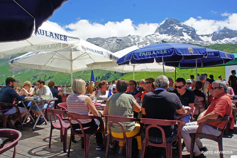 avec vue sur la pointe percée plus haut somment de la chaine des Aravis